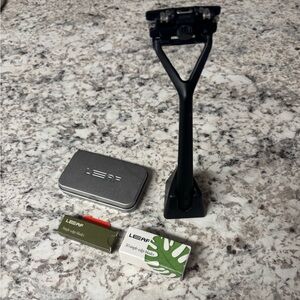 Leaf Black Razor with Blade Packs